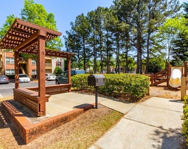 835 Oglethorpe Pl - Photo Thumbnail 9