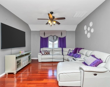 7410 Lake Run Lane - Photo Thumbnail 5