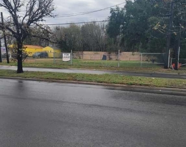 6225 Cullen Boulevard - Photo Thumbnail 4