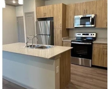 501 W Sam Houston - Photo Thumbnail 5