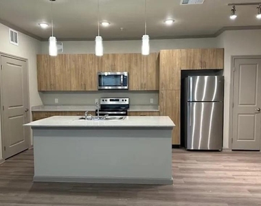 501 W Sam Houston - Photo Thumbnail 3