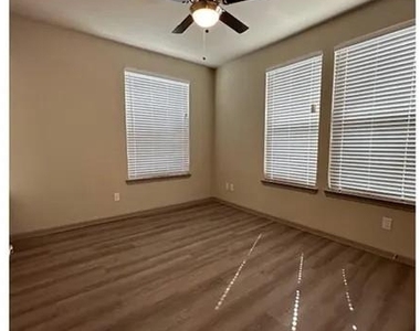 501 W Sam Houston - Photo Thumbnail 6