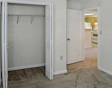 320 S Jackson St - Photo Thumbnail 9
