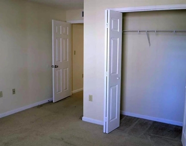 320 S Jackson St - Photo Thumbnail 10