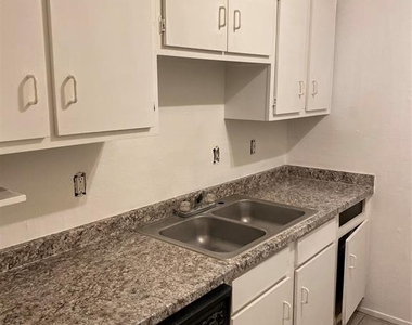 5625 Antoine Drive - Photo Thumbnail 4