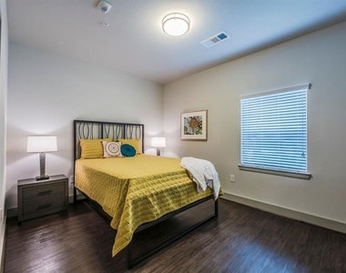 2605 Reed Rd - Photo Thumbnail 5