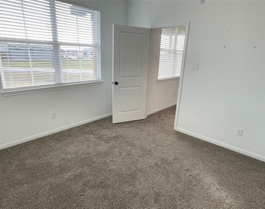 802 W Loop - Photo Thumbnail 12