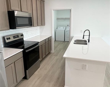 802 W Loop - Photo Thumbnail 3