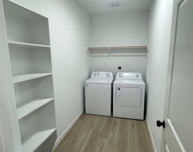802 W Loop - Photo Thumbnail 8