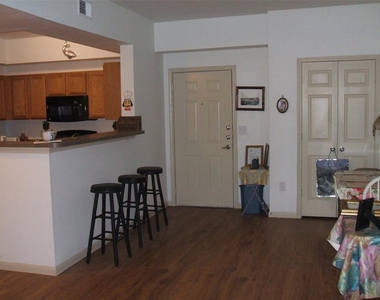 2625 Greenwood Drive - Photo Thumbnail 3