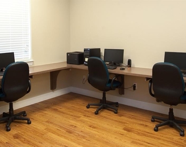 2625 Greenwood Drive - Photo Thumbnail 6