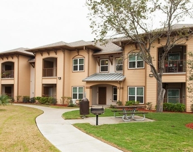 2625 Greenwood Drive - Photo Thumbnail 9