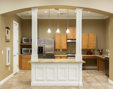 2625 Greenwood Drive - Photo Thumbnail 5