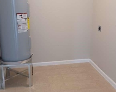 609 W 6th Street - Photo Thumbnail 9
