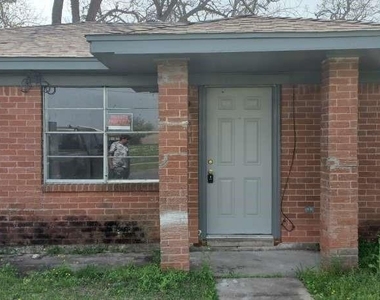 609 W 6th Street - Photo Thumbnail 4