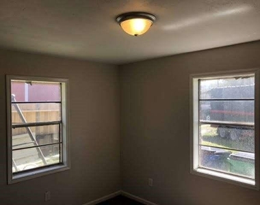 609 W 6th Street - Photo Thumbnail 7