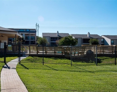 202 Lakeview Terrace - Photo Thumbnail 36