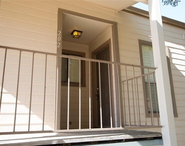 202 Lakeview Terrace - Photo Thumbnail 2