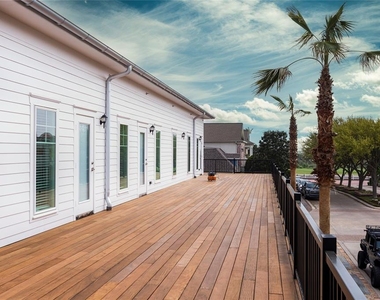 12 Evia Main Unit 2202 Street - Photo Thumbnail 8