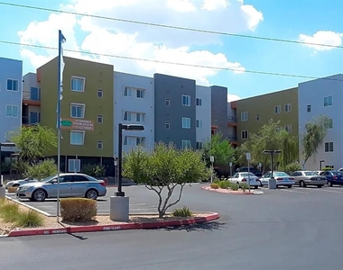 511 College Dr - Photo Thumbnail 3