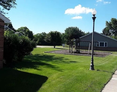 735-739 Main St - Photo Thumbnail 4