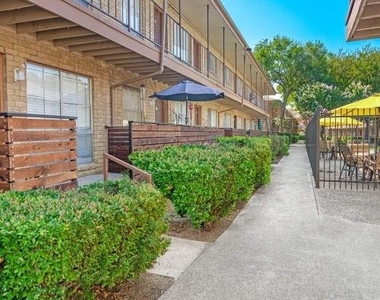 104 S 11th Street - Photo Thumbnail 4