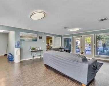 18 Berryhill Rd - Photo Thumbnail 11