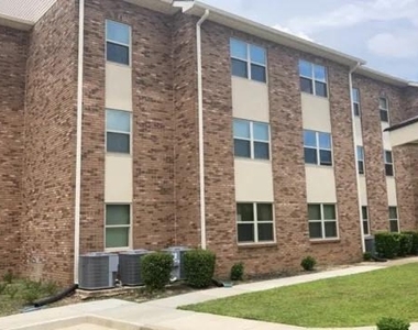 705 Ne 7th St - Photo Thumbnail 2