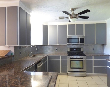 15703 Jersey Drive - Photo Thumbnail 4