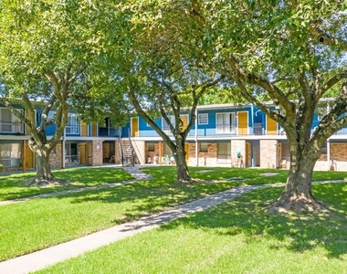 1305 Memorial Drive Drive - Photo Thumbnail 3
