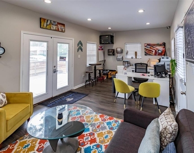 1305 Memorial Drive Drive - Photo Thumbnail 18