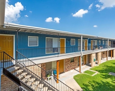 1305 Memorial Drive Drive - Photo Thumbnail 2