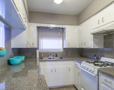 1305 Memorial Drive Drive - Photo Thumbnail 8