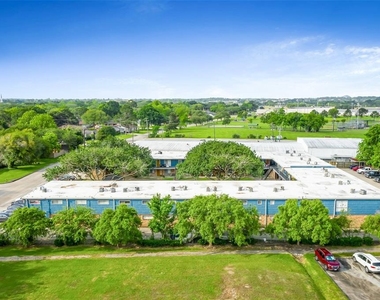 1305 Memorial Drive Drive - Photo Thumbnail 15