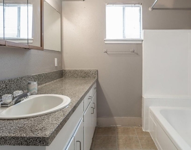 1305 Memorial Drive Drive - Photo Thumbnail 10
