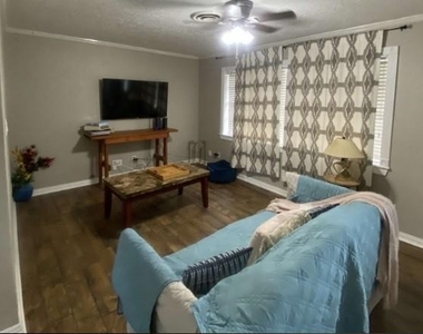 303 S 17th Street - Photo Thumbnail 13