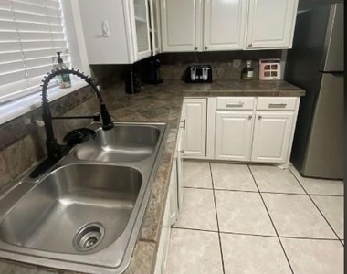 303 S 17th Street - Photo Thumbnail 7