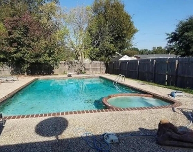 303 S 17th Street - Photo Thumbnail 1