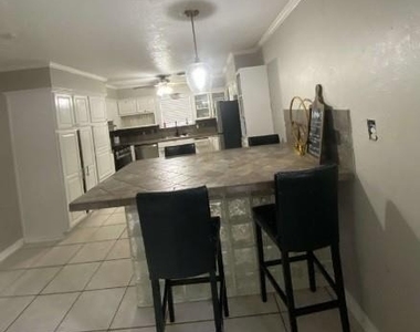 303 S 17th Street - Photo Thumbnail 4
