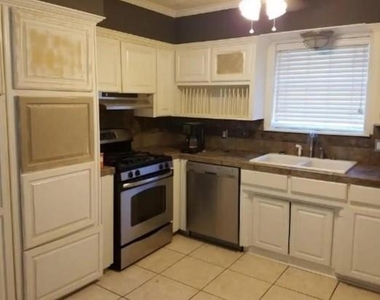 303 S 17th Street - Photo Thumbnail 3