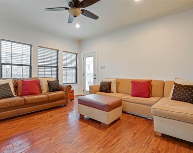 2412 Oakdale Street - Photo Thumbnail 7