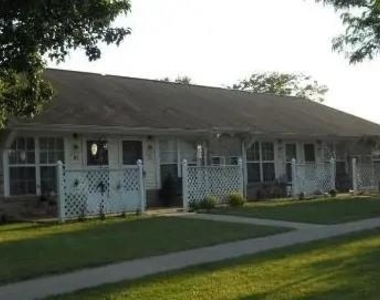995 Meadow Ln - Photo Thumbnail 3