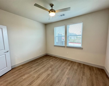 29600 Ronald Reagan Blvd - Photo Thumbnail 3