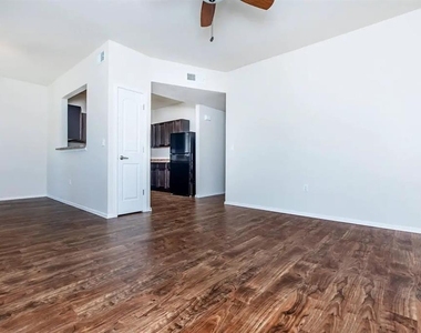 11050 Montana Ave - Photo Thumbnail 10