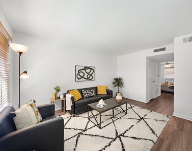 2828 61st Street - Photo Thumbnail 3