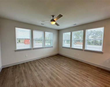 29600 Ronald Reagan Blvd - Photo Thumbnail 4