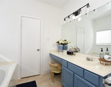 812 Dragonfly Drive - Photo Thumbnail 16