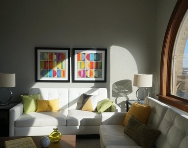 135 W Wells St - Photo Thumbnail 6