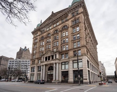 135 W Wells St - Photo Thumbnail 1