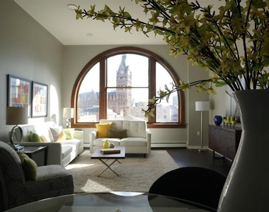 135 W Wells St - Photo Thumbnail 4